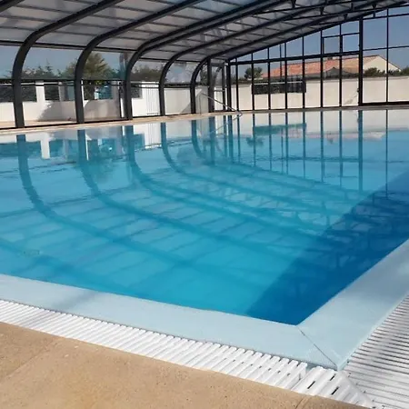 Chalet Pour 4 Dans Une Avec Piscine *